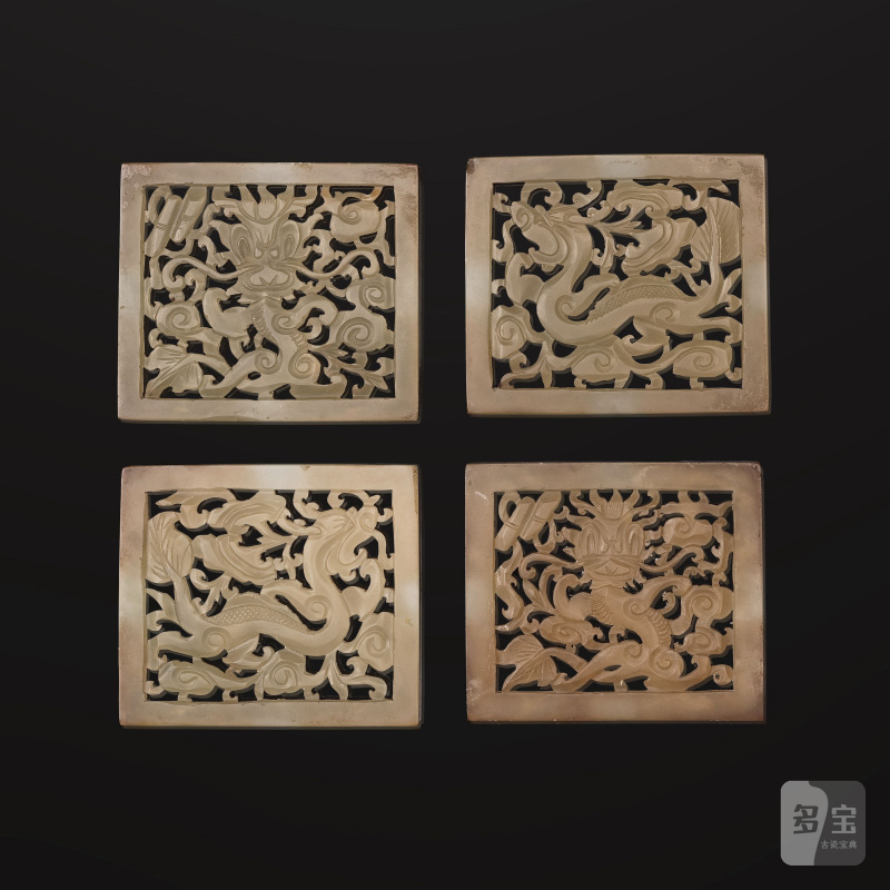 清 十九世紀 鮑文玉鏤雕珮飾一組四件 | QUATRE PLAQUES EN BOWÉNITE SCULPTÉE ET AJOURÉE